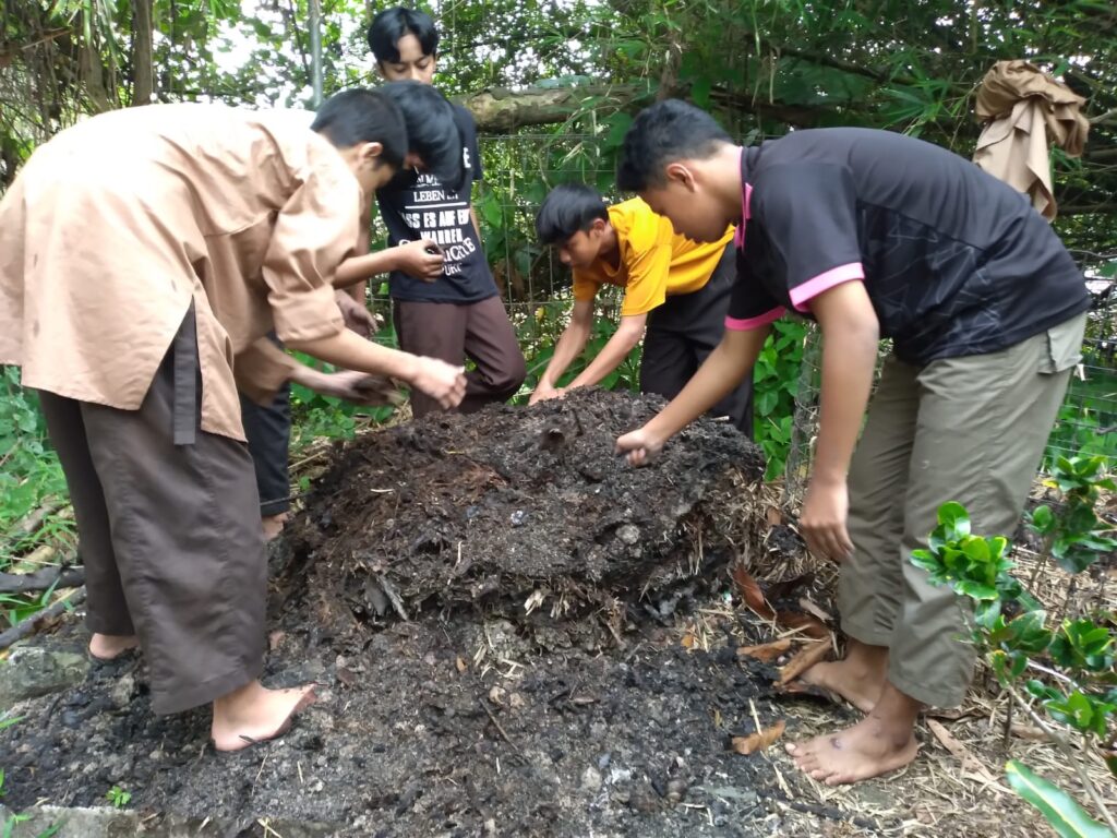 Santri Himmatul Ummah mengolah sampah organik